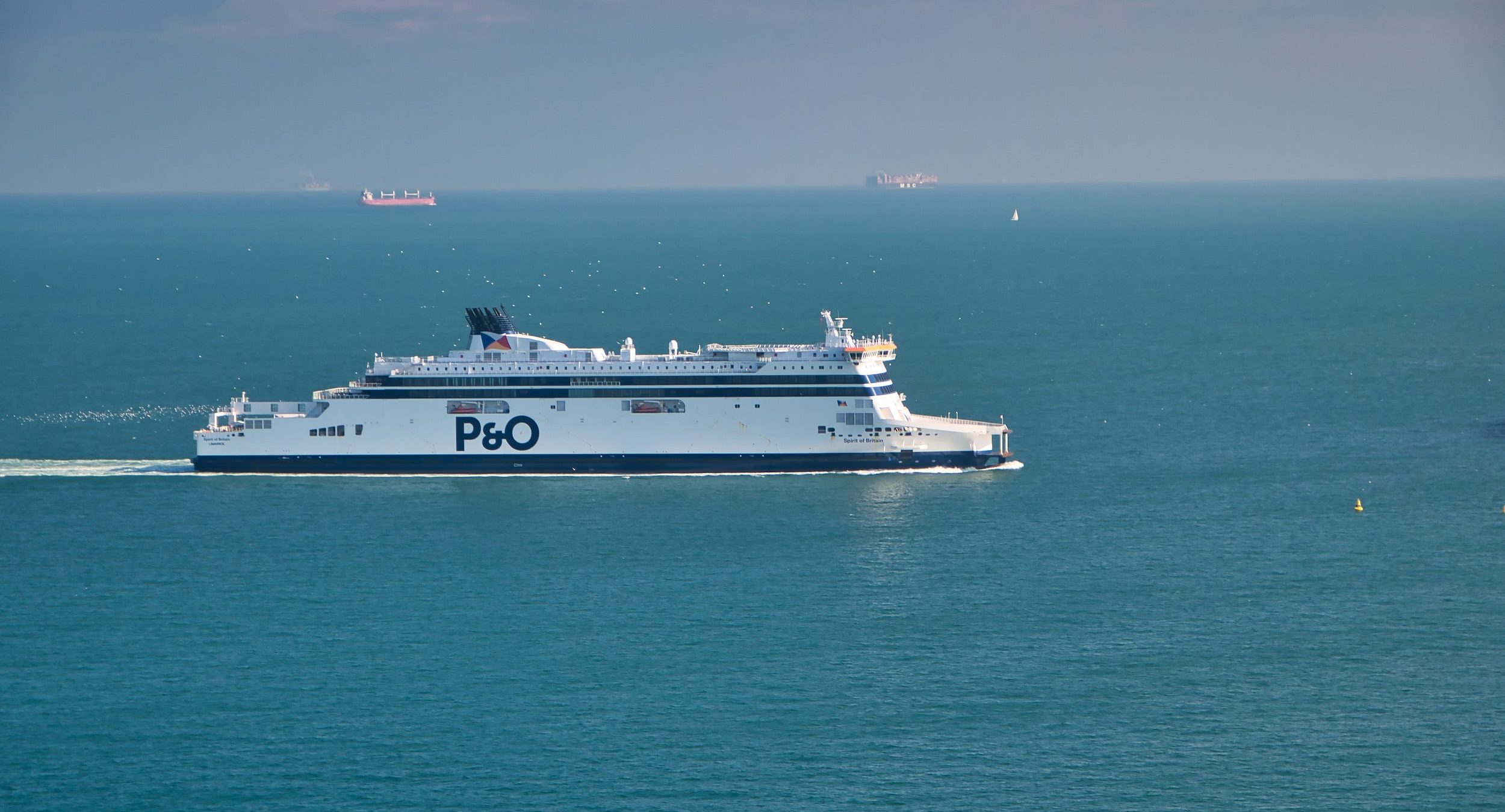 A white P&O cross channel ferry approaches the Port of Dover. Taken on a calm day with flat seas in summer. Fähre P&O